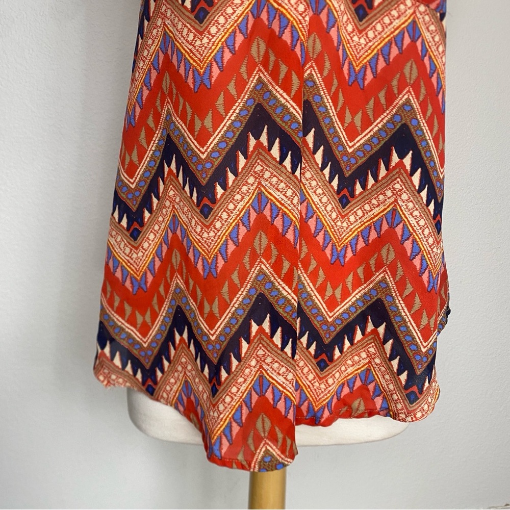 3/$25 B_envied Multicolor Chevron Sleeveless Partial Button Blouse Size Medium - Picture 6 of 13